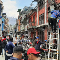 बेनी बजारको अव्यवस्थित तार हटाउन सुरु
