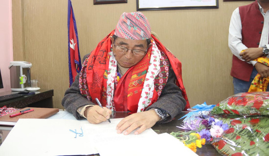 शिक्षा मन्त्रीको पदबहाली गर्नुहुँदै अशोक राई