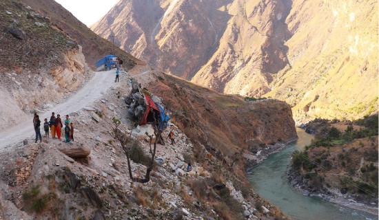 कर्णाली कोरिडोरको तिथिमा मालबहाक ट्रक दुर्घटना