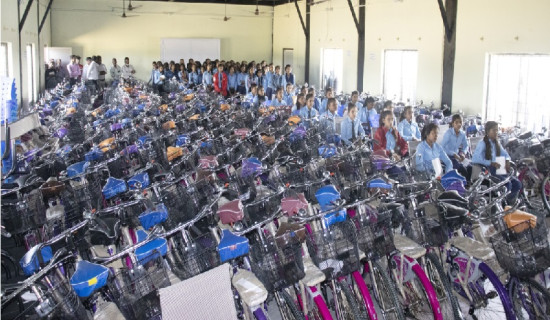 एसइई दिएका २०३ जना छात्रालाई साइकल वितरण