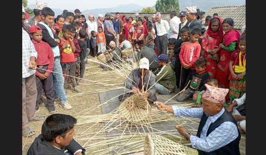 स्थानीय उद्योगलाई प्रोत्साहन गर्न डोको बुन्ने प्रतियोगिता