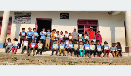 दार्चुलामा विद्यार्थीलाई भर्नासँगै पाठ्यपुस्तक