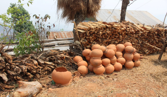 भाँडो बनाउँदै परम्परा धान्दै कुमाल (फोटो फिचर)