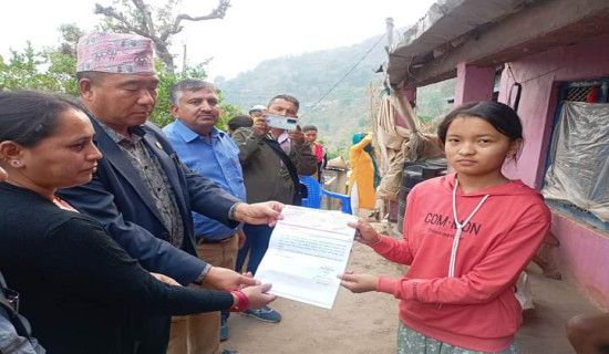 आगलागी नियन्त्रणमा मृत्यु भएको परिवारलाई सहयोग