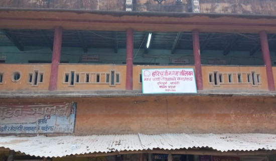 नगरपालिकामा महिनादेखि तालाबन्दी, तीन अधिकृत फेरिए