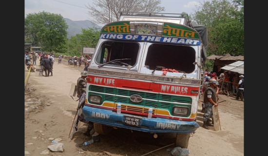 अनियन्त्रित ट्रक घरमा ठोक्किँदा तीनको मृत्यु, पाँच घाइते