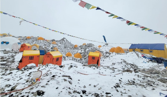 अनुकूल मौसमको प्रतीक्षामा सयौँ सगरमाथा आरोही