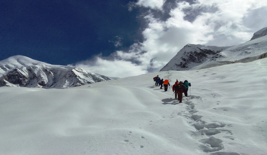 अनुकूल मौसमपछि आरोहीहरु धौलागिरिको चुचुरोतर्फ