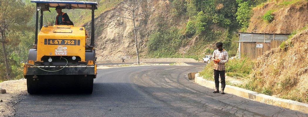 बयालिस किलोमिटर सडक कालोपत्रे