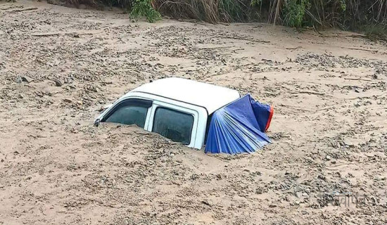 वर्षासँगै आएको लेदोले चारवटा गाडी पुर्‍यो