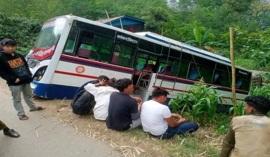 तीर्थयात्री चढेको बस दुर्घटनामा चार घाइते