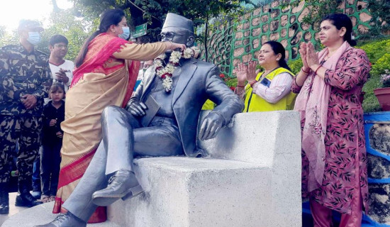 पूर्व राष्ट्रपतिद्वारा मदन भण्डारीको सालिकमा माल्यार्पण