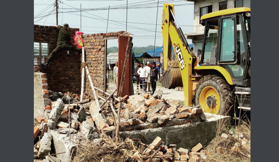 सार्वजनिक जग्गा खाली गर्दै त्रियुगा नगरपालिका