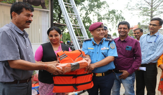 भरतपुर उपमहानगरद्वारा प्रहरीलाई उद्दार सामग्री