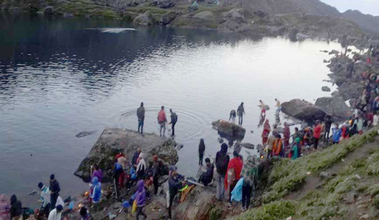 गोसाइँकुण्डमा विशेष मेला सुरु