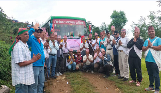 गलेममा बस पुगेपछि स्थानीय खुसी