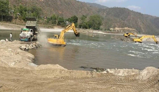 बेपत्ताको खोजी गर्न सुनकोसीको पानी कटाइँदै