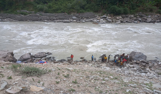 कर्णाली नदीमा ट्याक्टर खस्दा चालक बेपत्ता