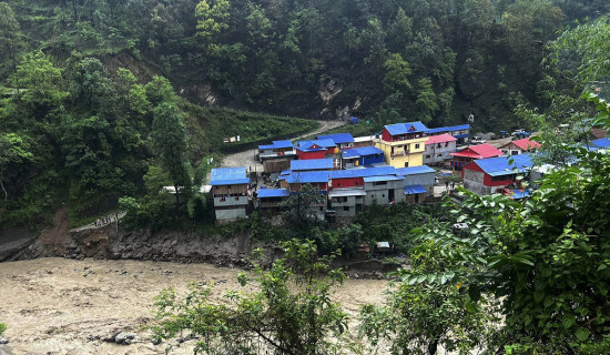 बाढी र पहिरोको जोखिममा दर्जनौँ बस्ती