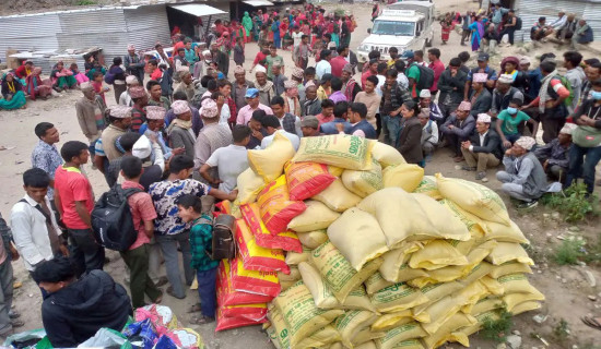 बाढीपहिरो प्रभावितलाई राहत सामाग्री वितरण