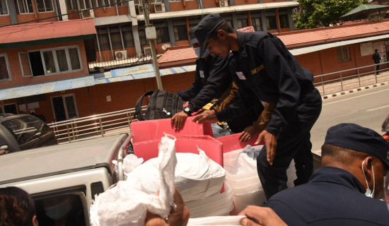 काठमाडौंका मतदान स्थलमा निर्वाचन सामग्री लैजान सुरु
