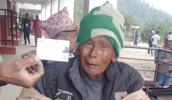 ओखलढुङ्गामा १२१ वर्षीय वृद्धद्वारा मतदान