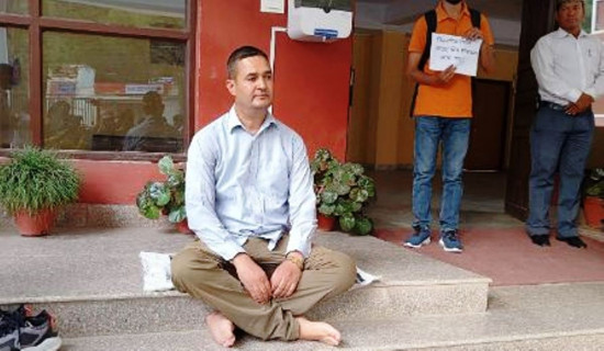 उपप्राध्यापक चलाउनेको अनशन तोडियो