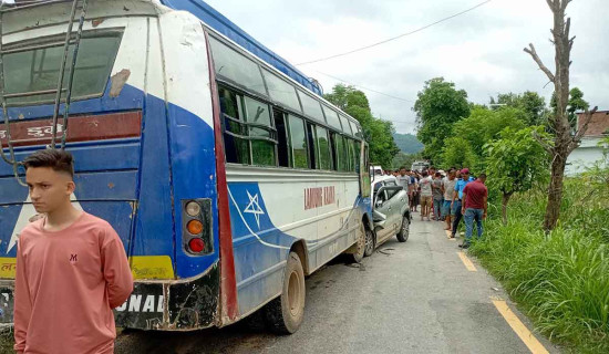 बस र कार ठक्कर खाँदा पाँच यात्रु घाइते